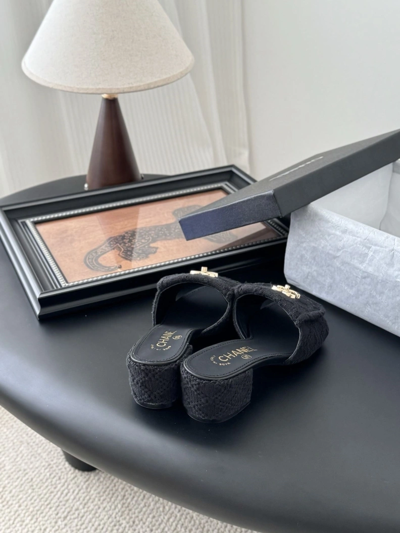 Trendy Chxnxl Slippers 119749