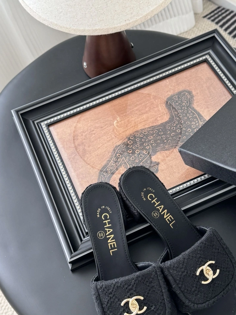 Trendy Chxnxl Slippers 119749