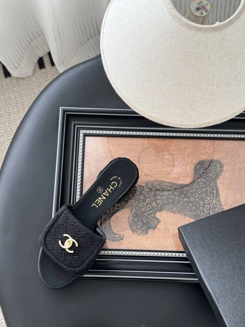 Trendy Chxnxl Slippers 119749