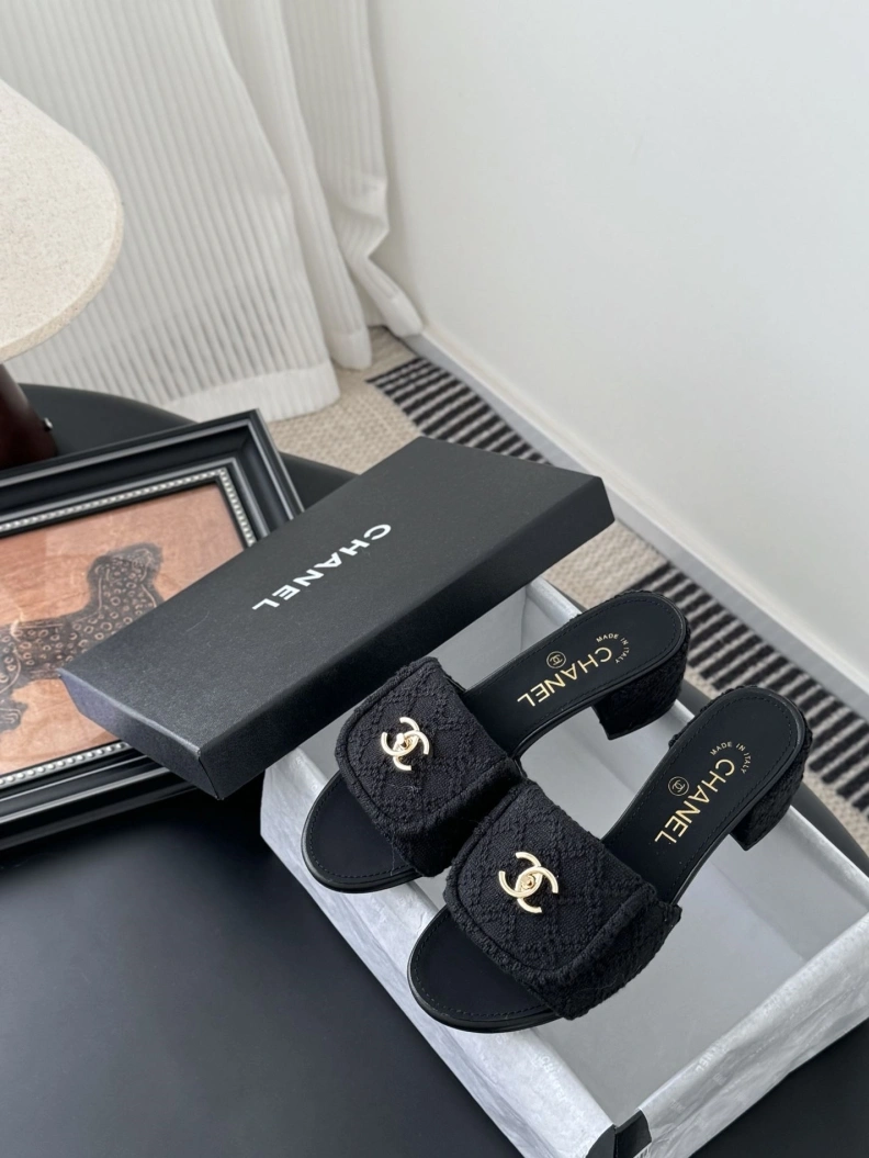 Trendy Chxnxl Slippers 119749