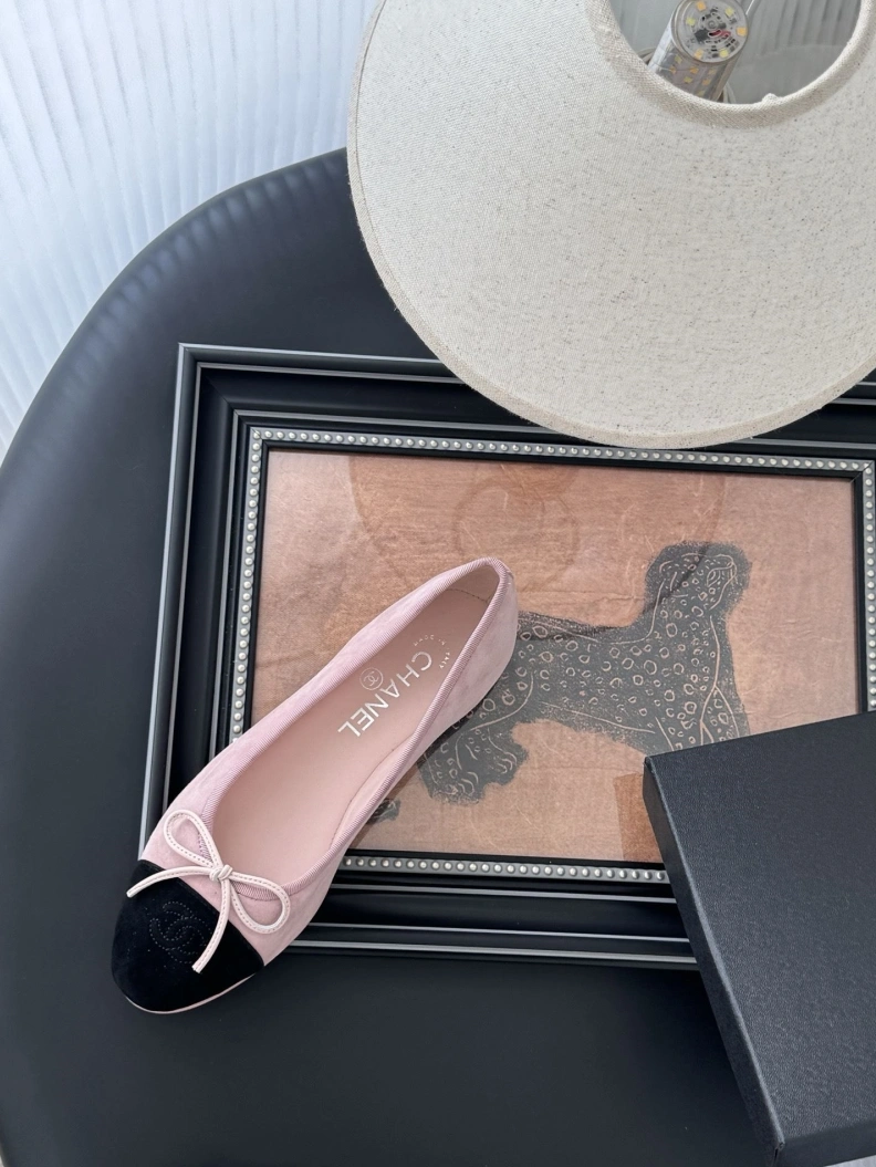 Bold Chxnxl Flat Shoes 120863