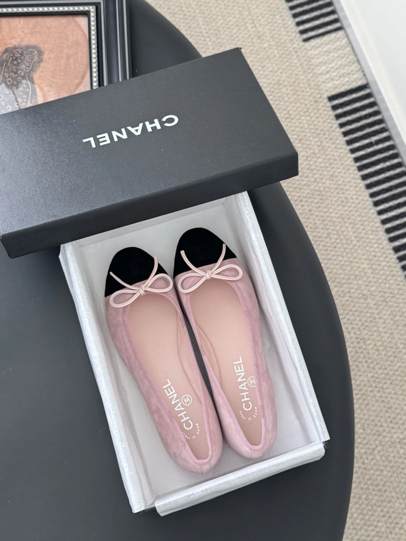 Bold Chxnxl Flat Shoes 120863