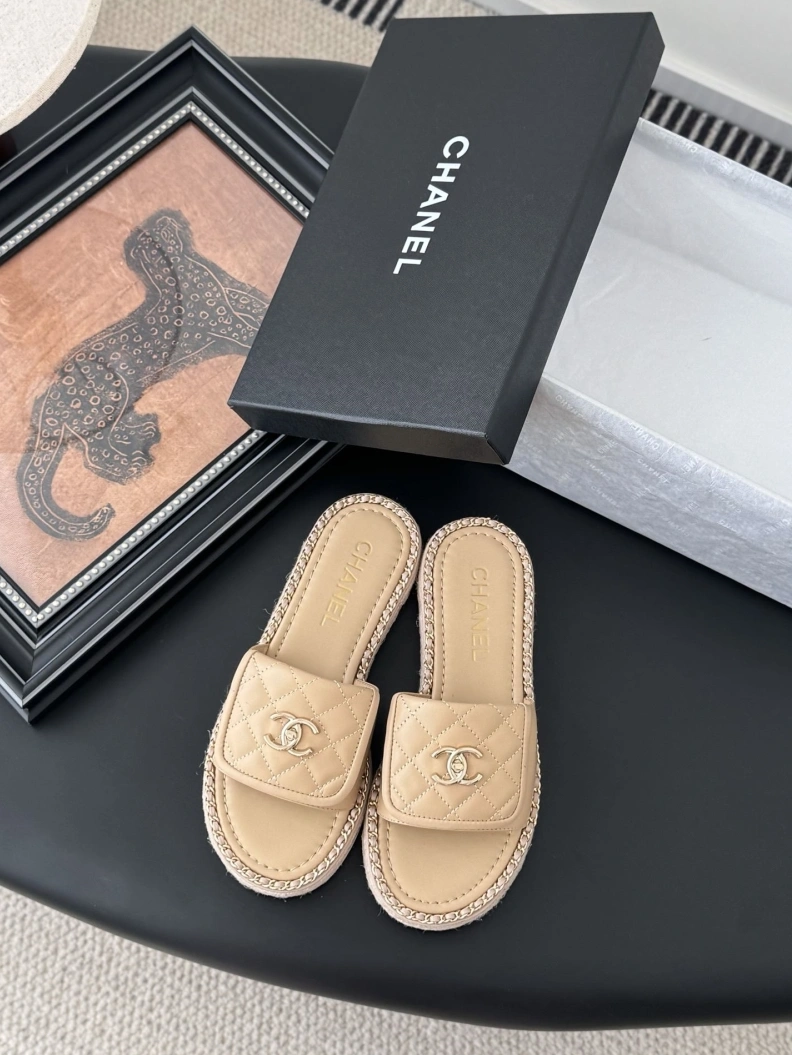 EyeCatching Chxnxl Slippers 119730