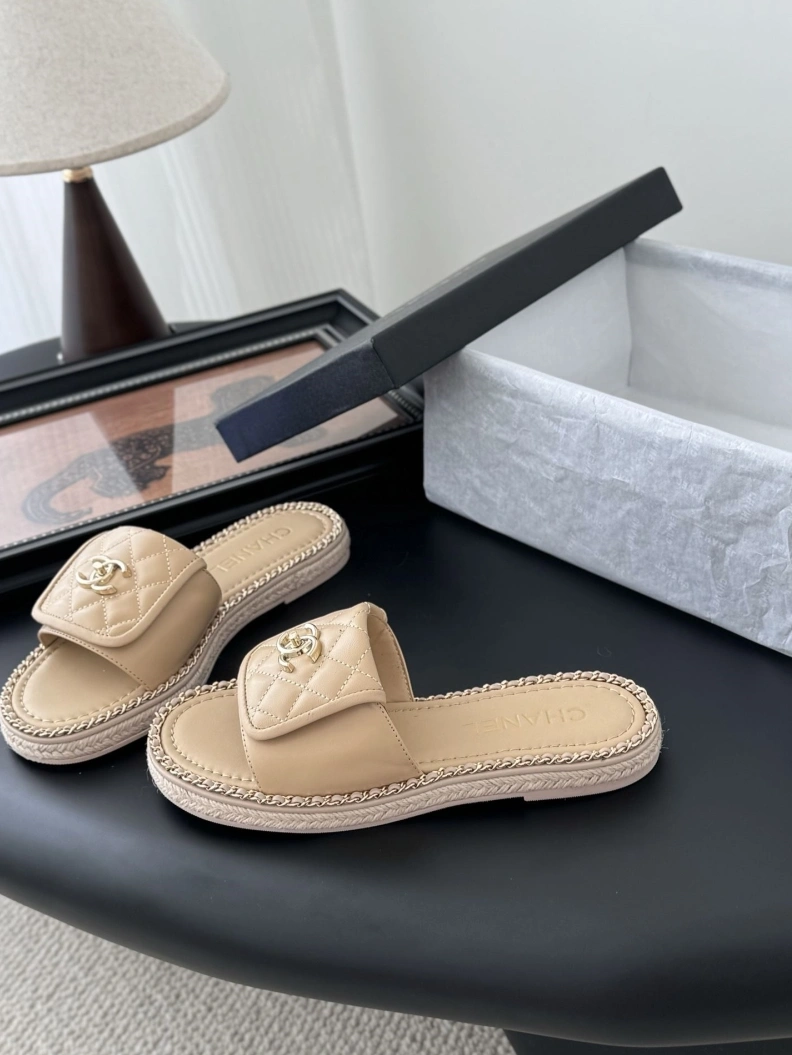 EyeCatching Chxnxl Slippers 119730