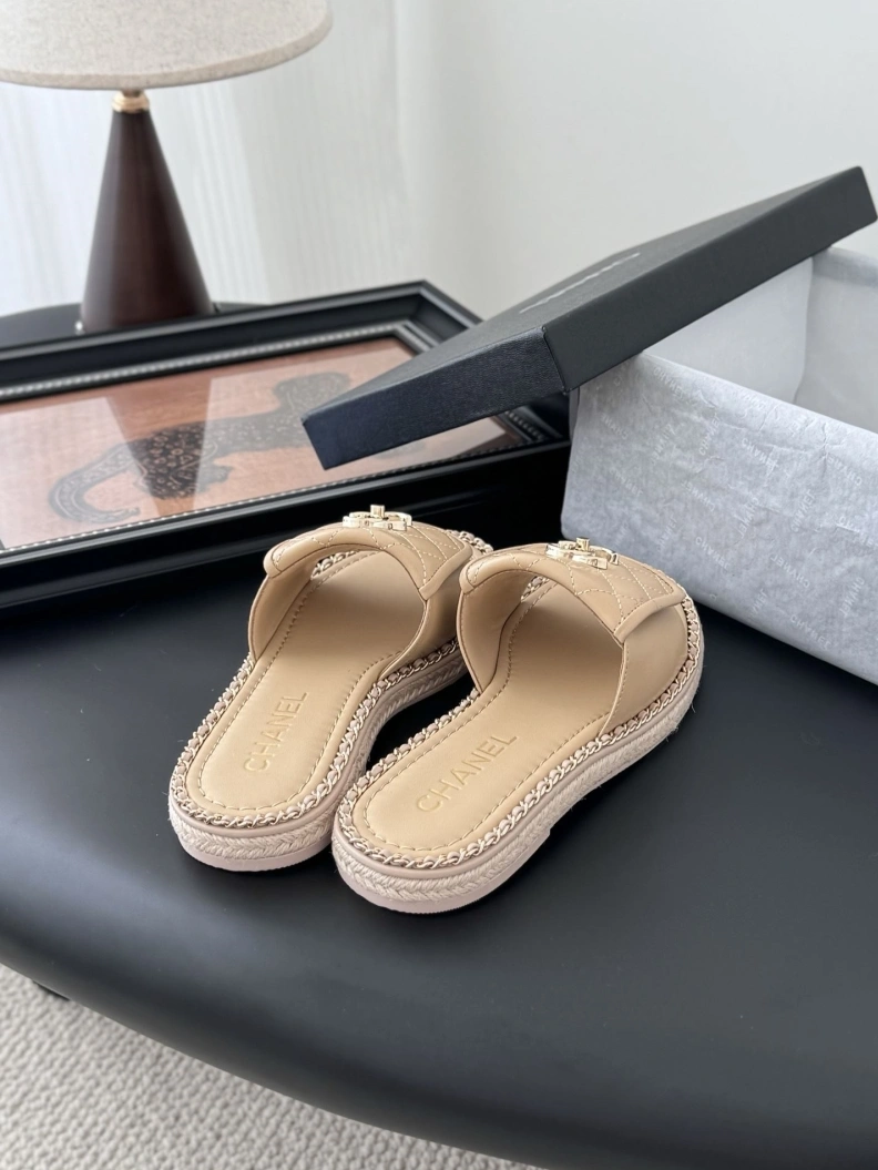 EyeCatching Chxnxl Slippers 119730