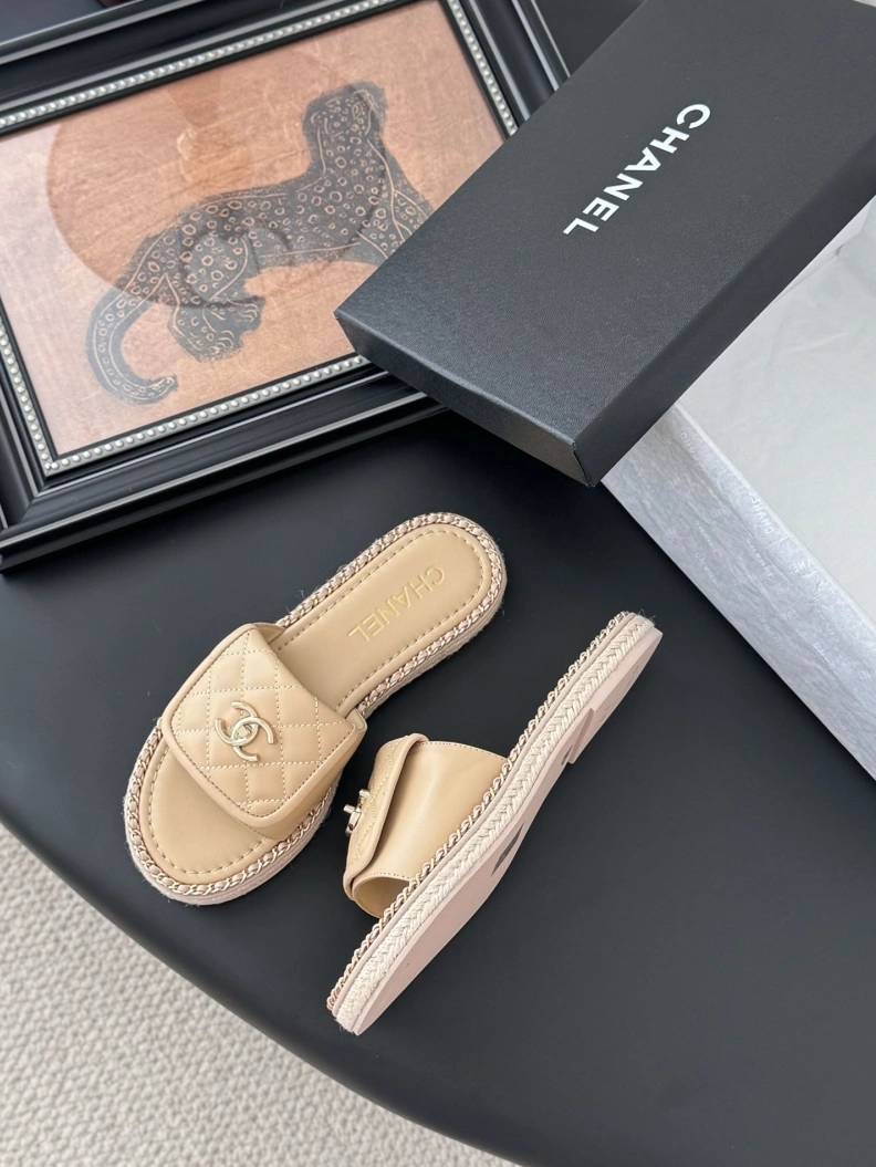 EyeCatching Chxnxl Slippers 119730