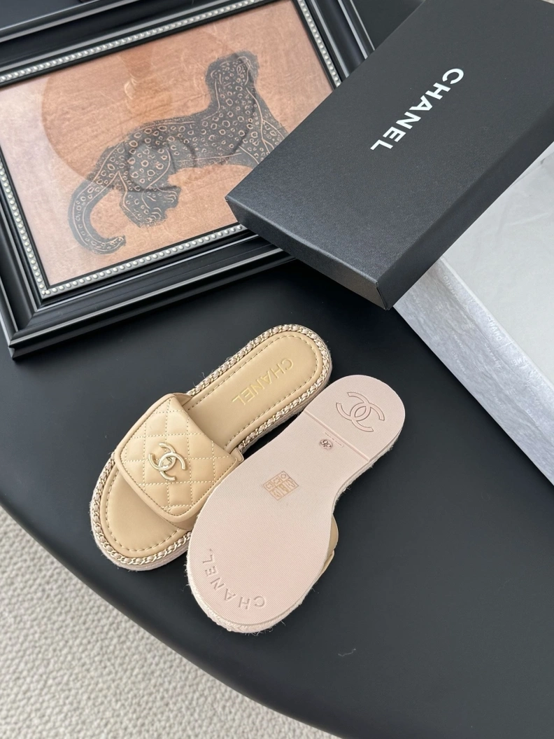 EyeCatching Chxnxl Slippers 119730