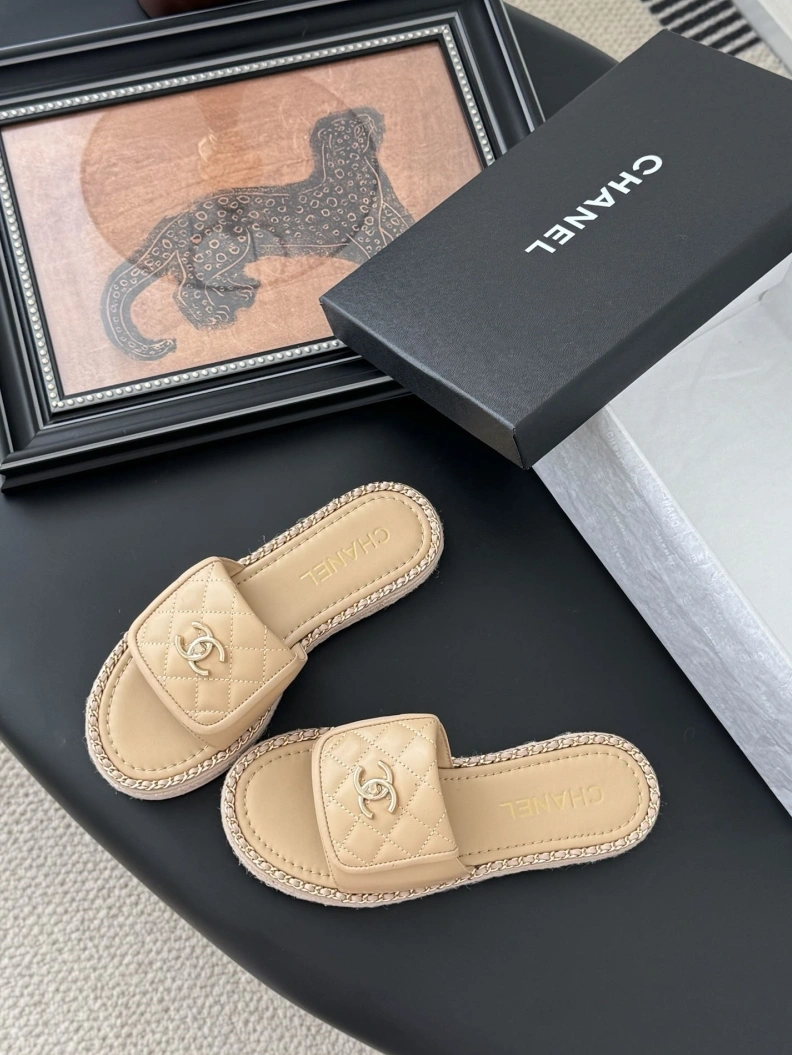 EyeCatching Chxnxl Slippers 119730