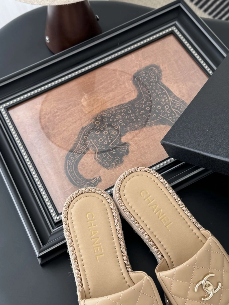 EyeCatching Chxnxl Slippers 119730