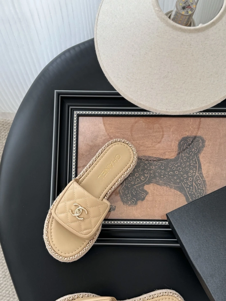 EyeCatching Chxnxl Slippers 119730