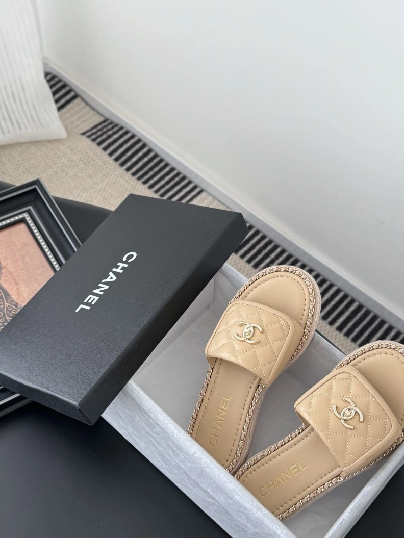 EyeCatching Chxnxl Slippers 119730