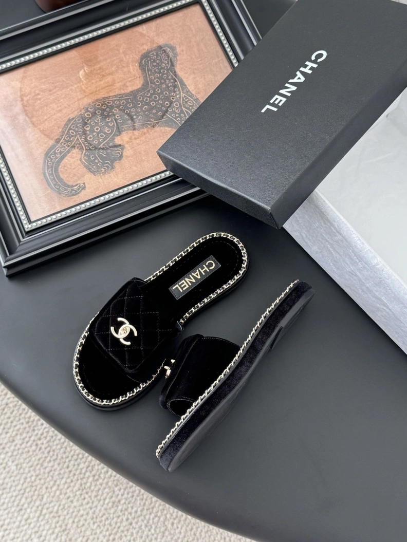 DailyWear Chxnxl Slippers 119731