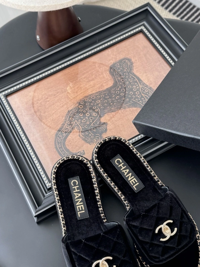 DailyWear Chxnxl Slippers 119731