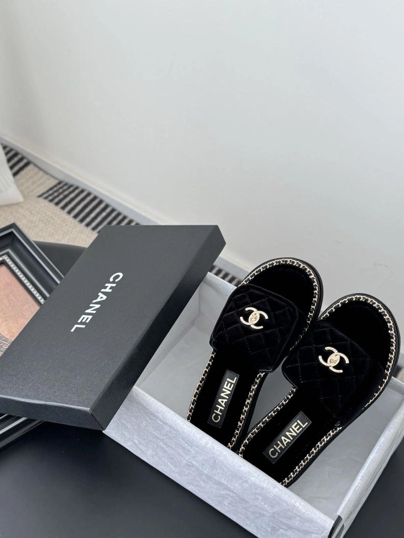 DailyWear Chxnxl Slippers 119731
