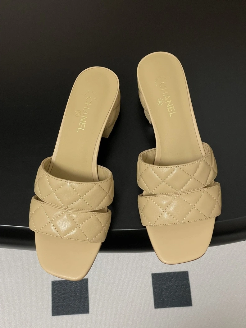 Vibrant Chxnxl Slippers 119742