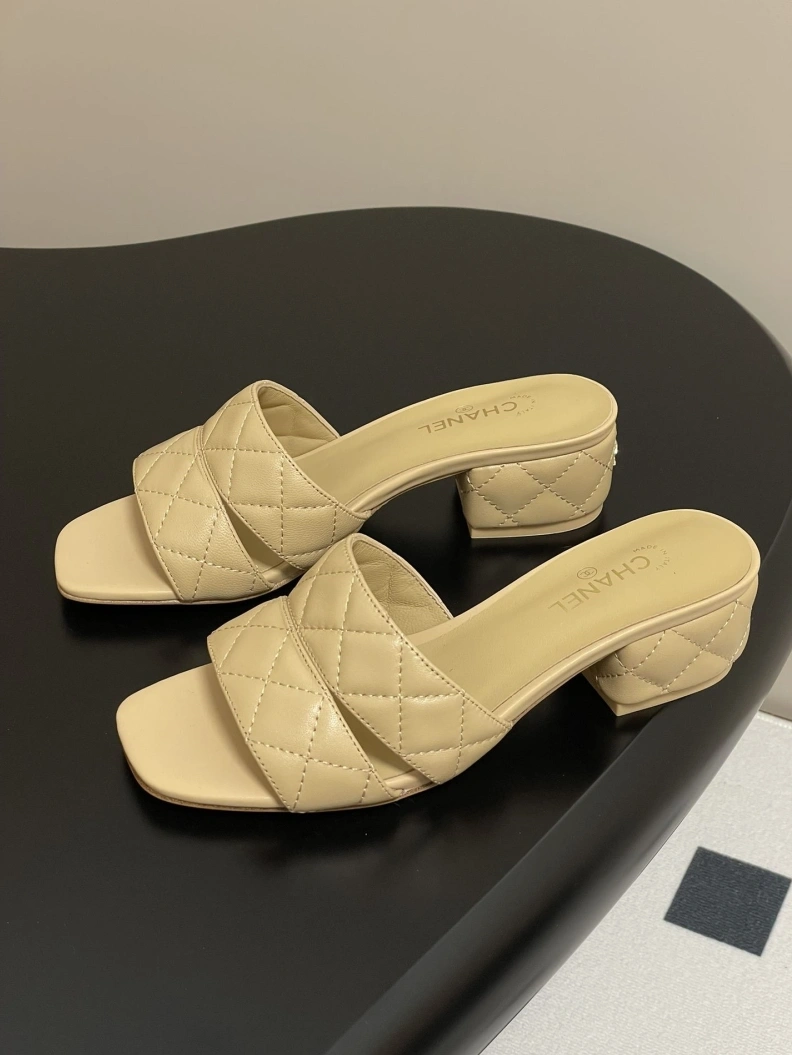 Vibrant Chxnxl Slippers 119742