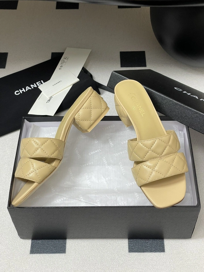 Vibrant Chxnxl Slippers 119742