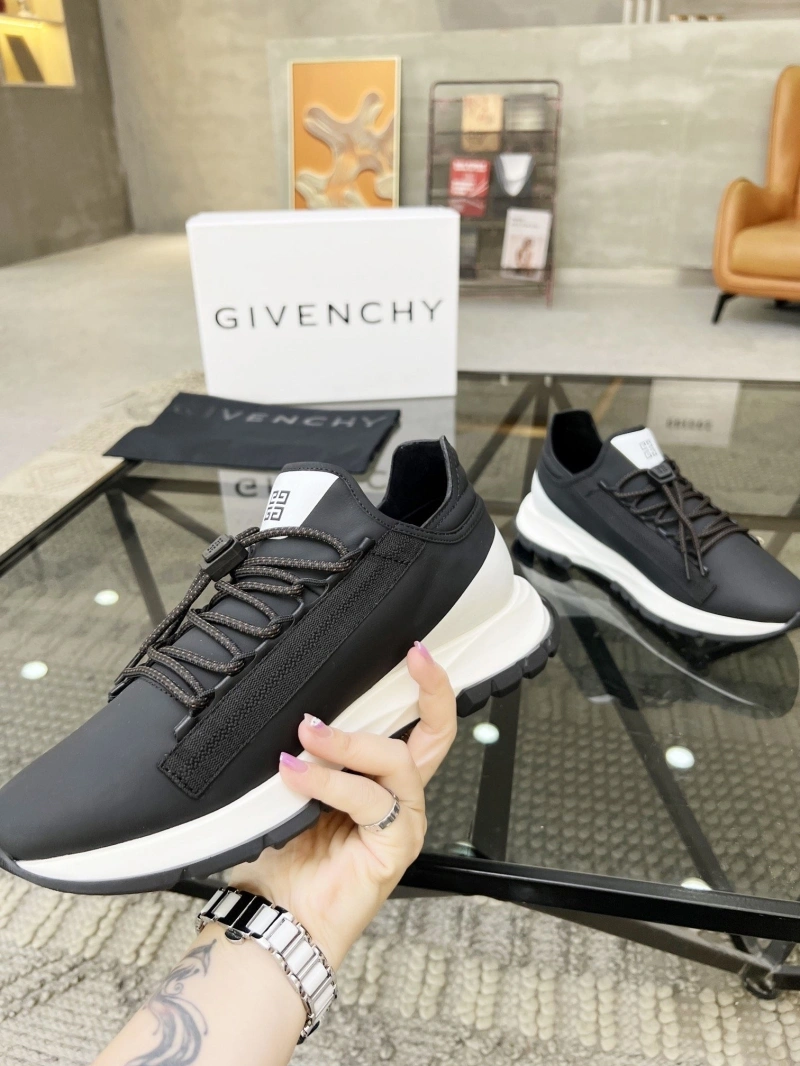 Versatile Gxvxnchy Sneakers 153754