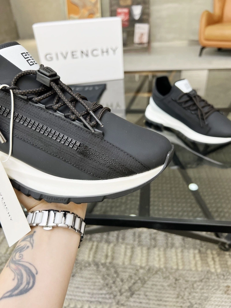 Versatile Gxvxnchy Sneakers 153754