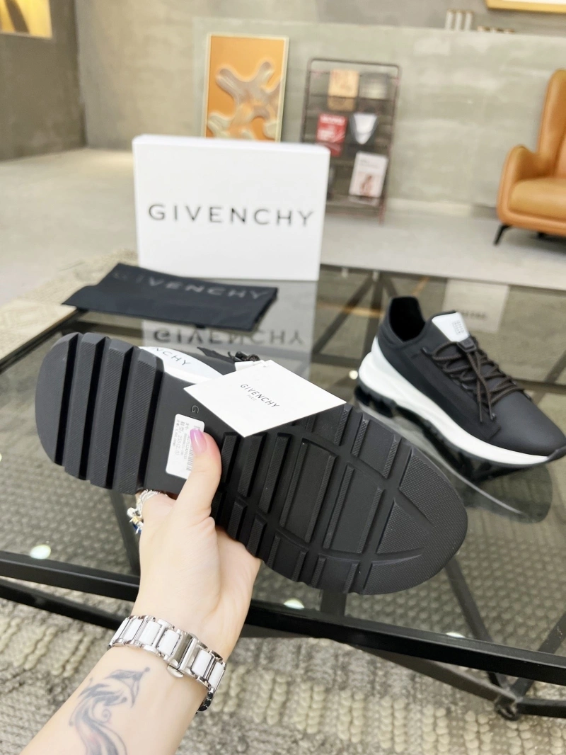 Versatile Gxvxnchy Sneakers 153754