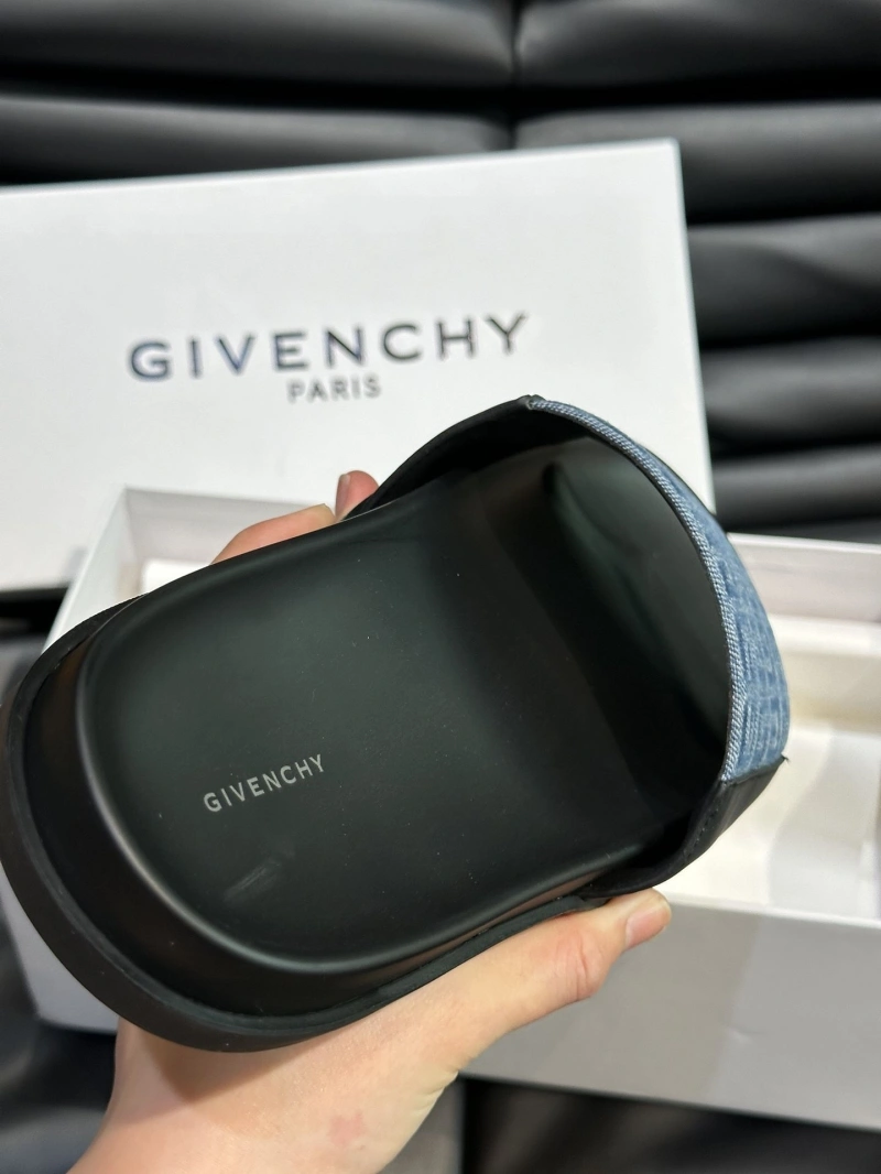 Versatile Gxvxnchy Slippers 153768
