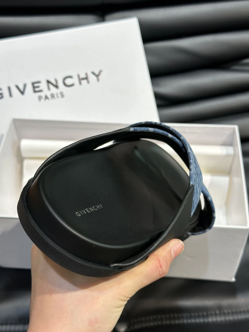 StreetReady Gxvxnchy Slippers 153786