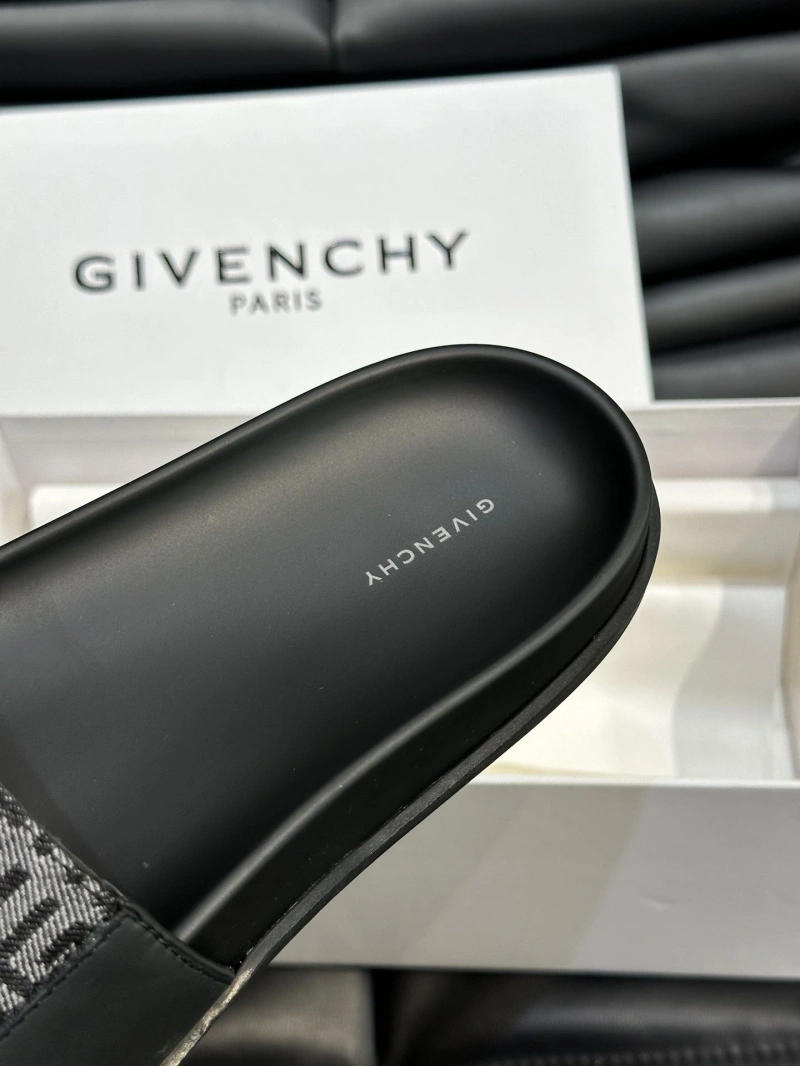 DailyWear Gxvxnchy Slippers 153765