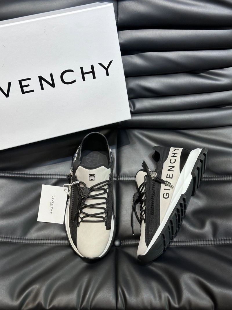 Trendsetting Gxvxnchy Sneakers 154281