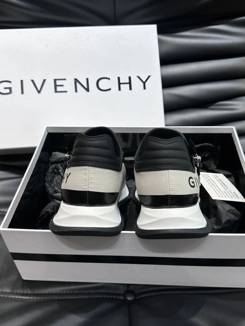 Trendsetting Gxvxnchy Sneakers 154281