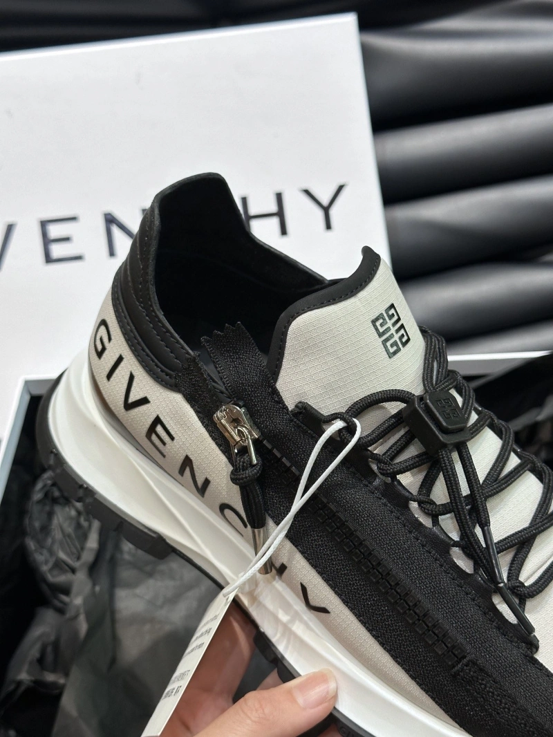 Trendsetting Gxvxnchy Sneakers 154281