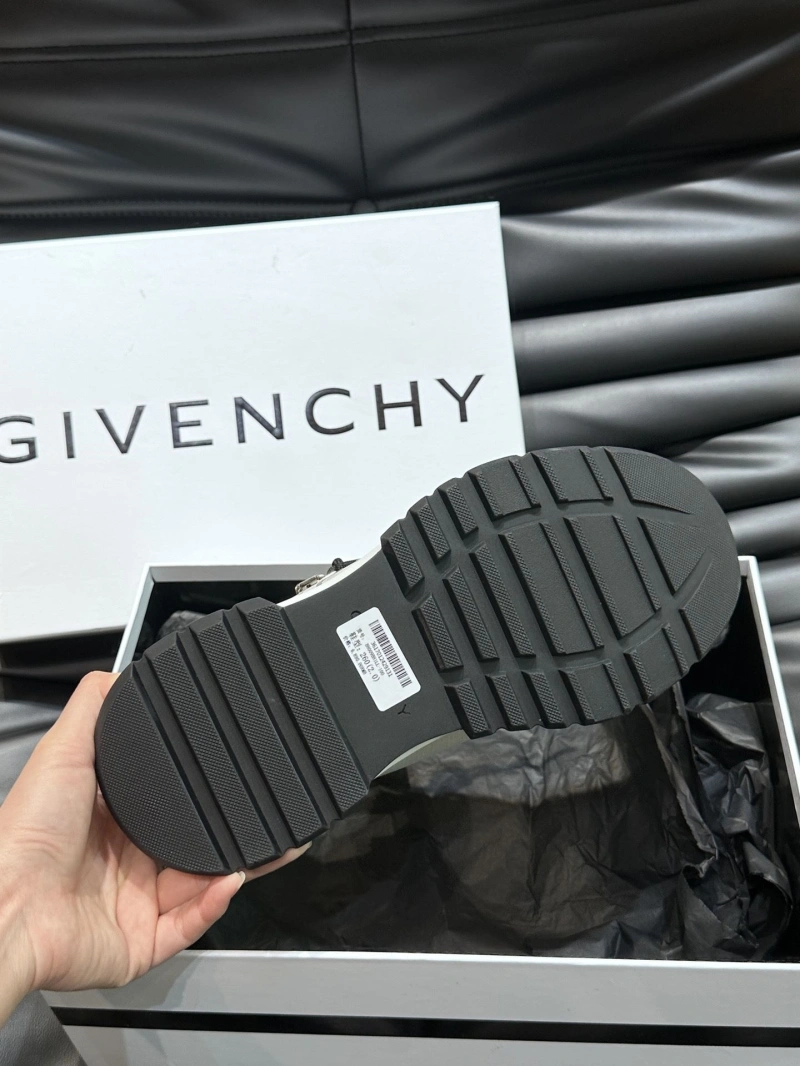 Trendsetting Gxvxnchy Sneakers 154281