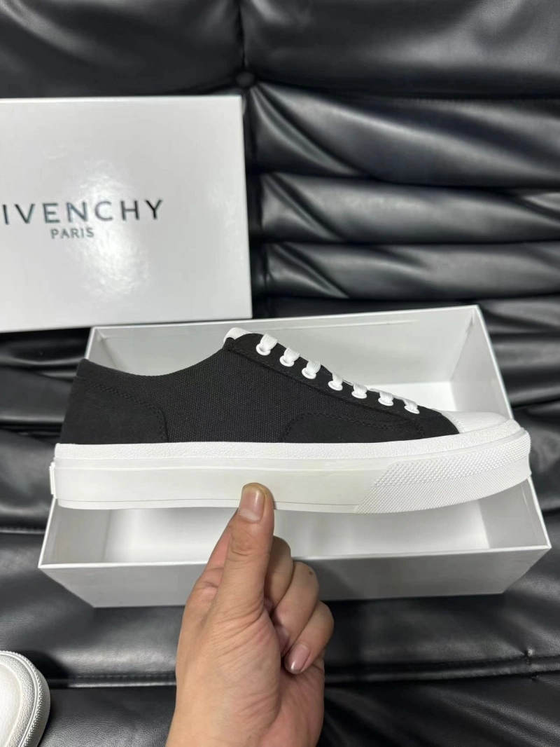Gxvxnchy Sneakers Sophisticated 154267