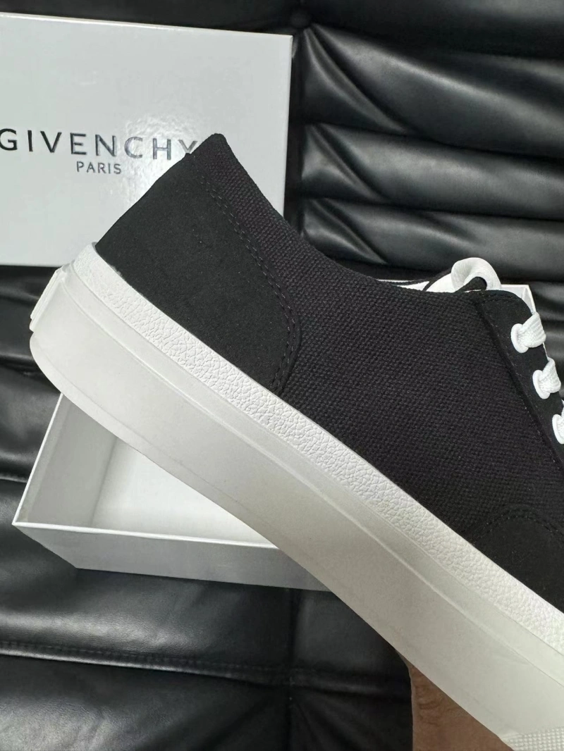 Gxvxnchy Sneakers Sophisticated 154267