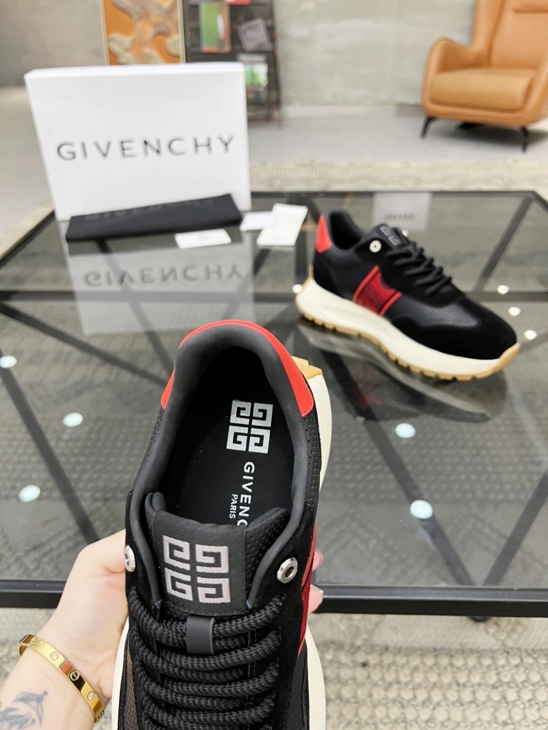 HighQuality Gxvxnchy Sneakers 154277