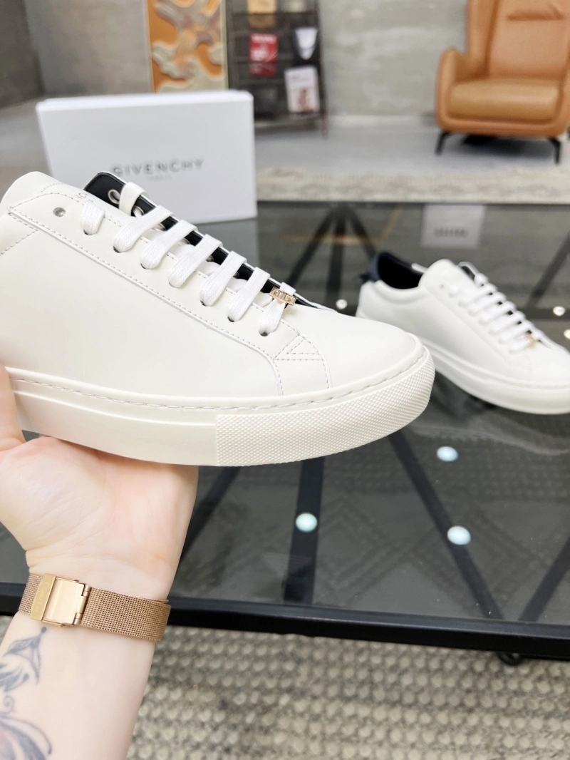 Flexible Gxvxnchy Sneakers 154214