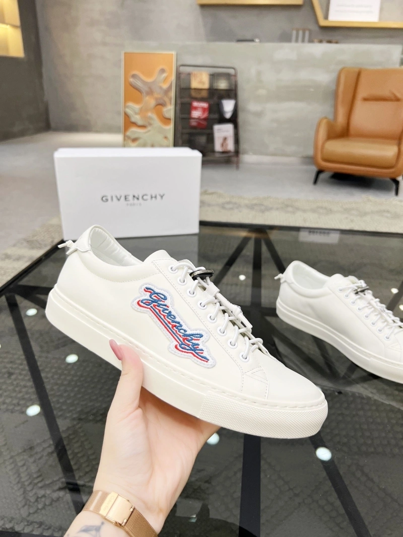 Lightweight Gxvxnchy Sneakers 154208