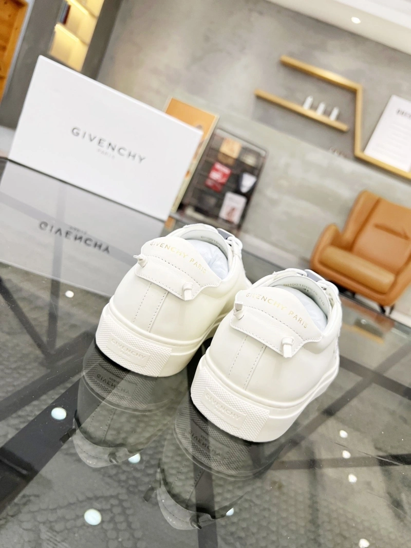 Lightweight Gxvxnchy Sneakers 154208
