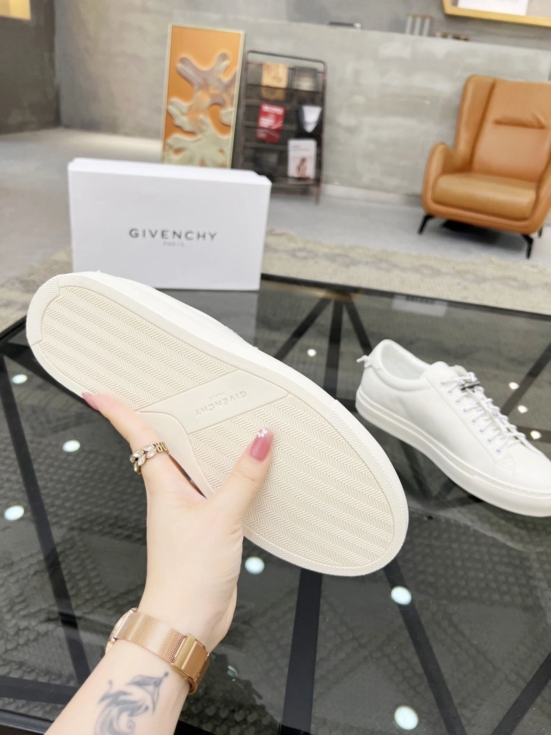 Lightweight Gxvxnchy Sneakers 154208