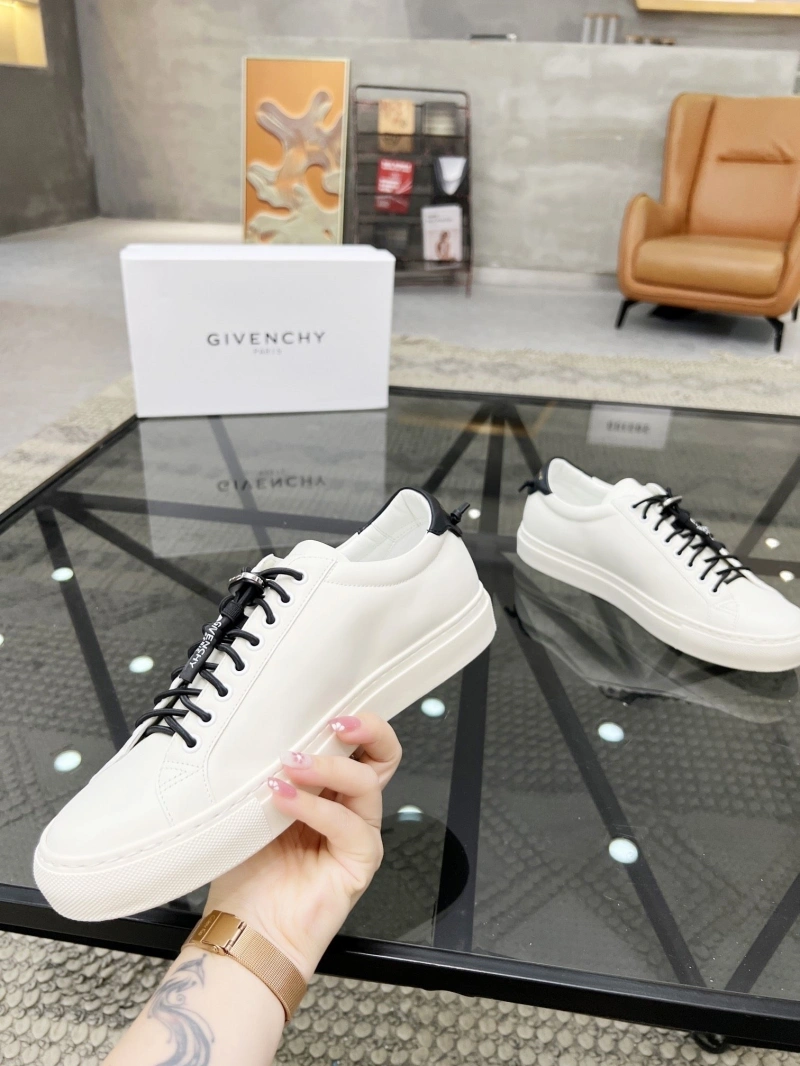 HighQuality Gxvxnchy Sneakers 154221