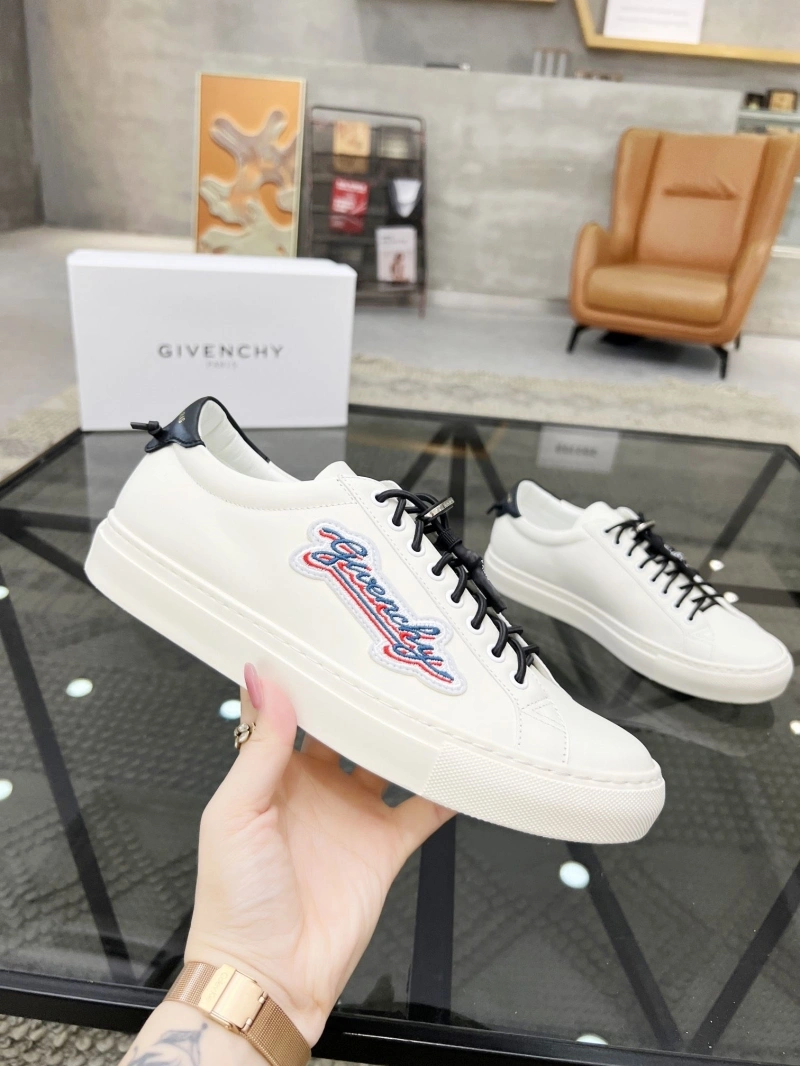 HighQuality Gxvxnchy Sneakers 154221