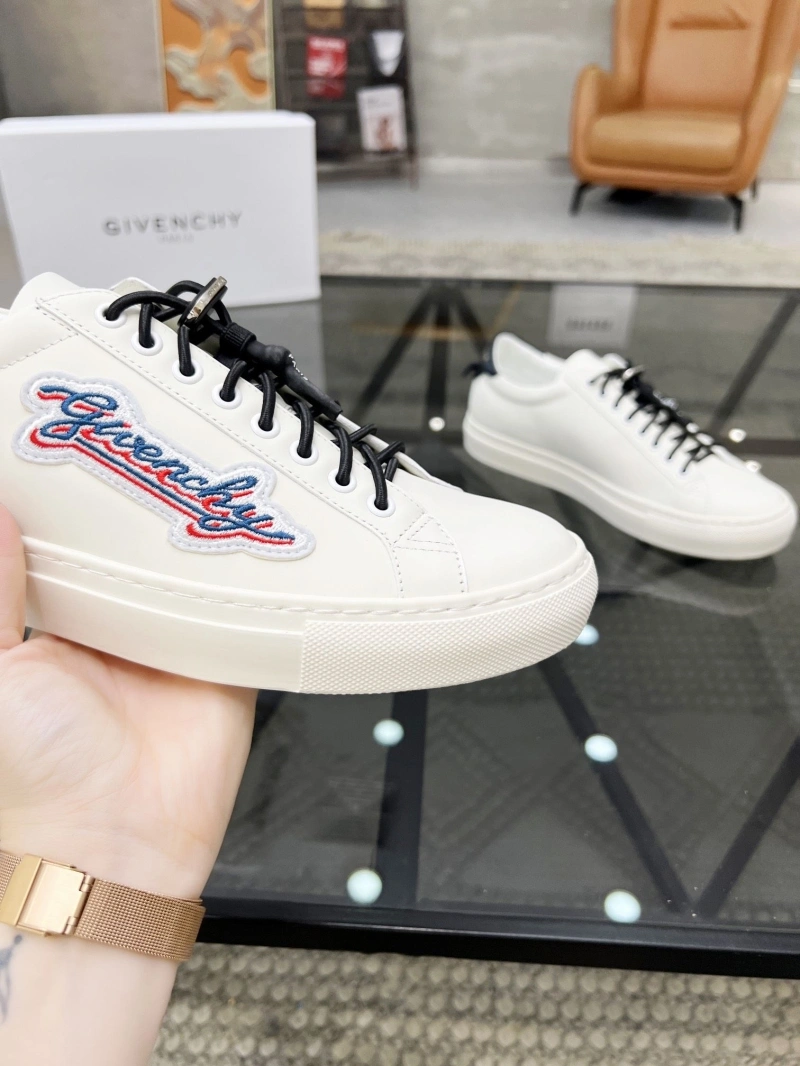HighQuality Gxvxnchy Sneakers 154221