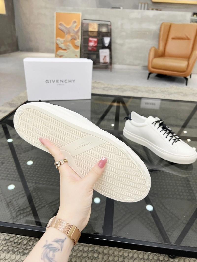 HighQuality Gxvxnchy Sneakers 154221