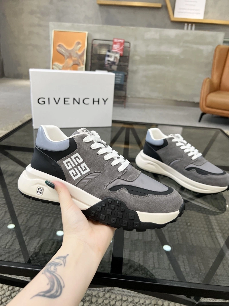 Trendsetting Gxvxnchy Sneakers 154149
