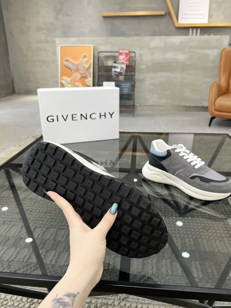 Trendsetting Gxvxnchy Sneakers 154149