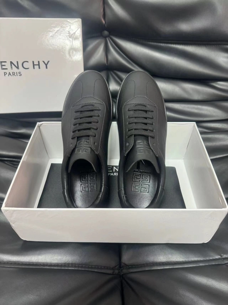 Gxvxnchy Sneakers Unique 154102