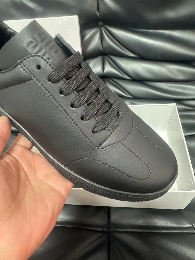 Gxvxnchy Sneakers Unique 154102