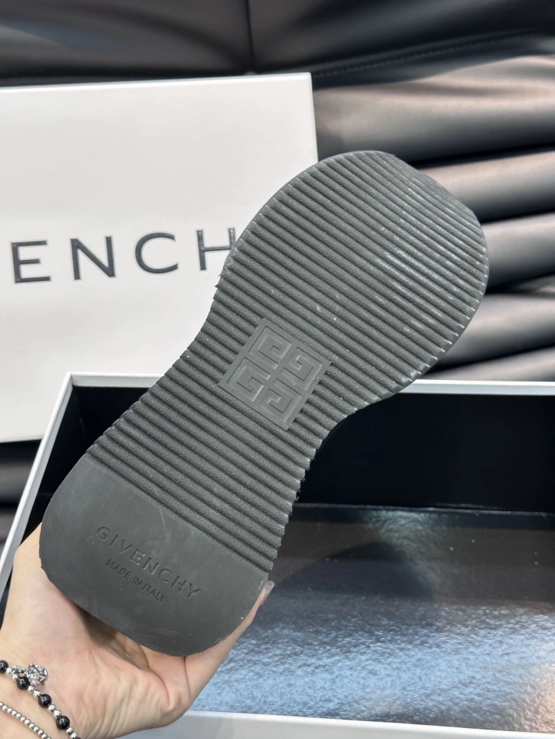 Bold Gxvxnchy Sneakers 154079