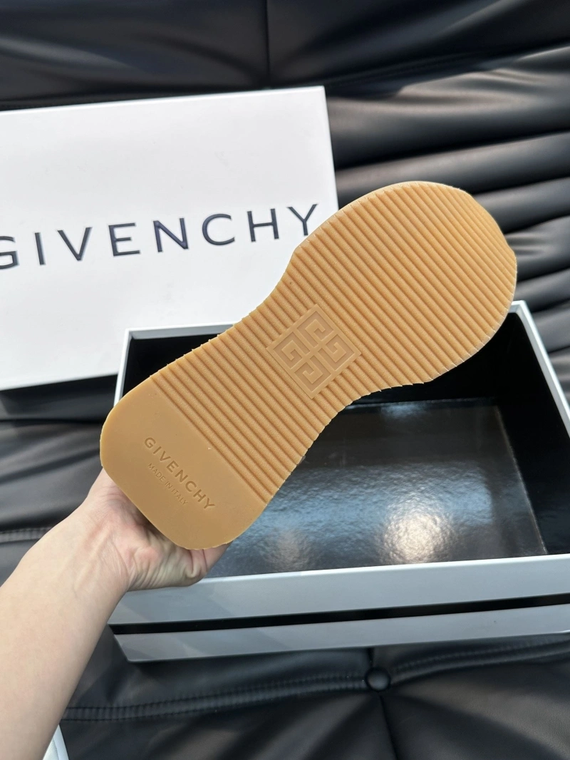 Gxvxnchy Sneakers Classic 154074
