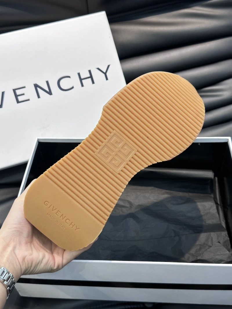 Gxvxnchy Sneakers EyeCatching 154073