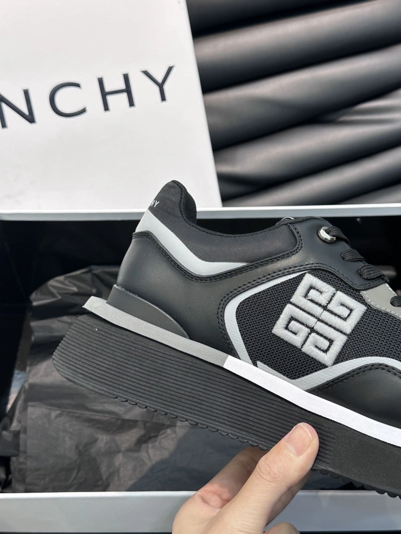 Versatile Gxvxnchy Sneakers 154094